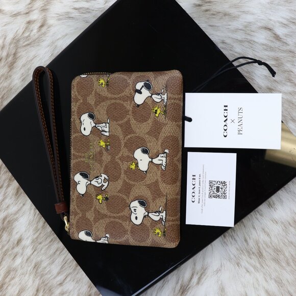 Coach x Peanuts Corner Zip Wristlet In Signature Canvas With Snoopy Print CBS82 - Picture 10 of 11